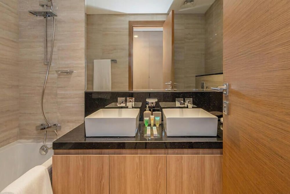 Elegant High Floor 2BR Urban Oasis