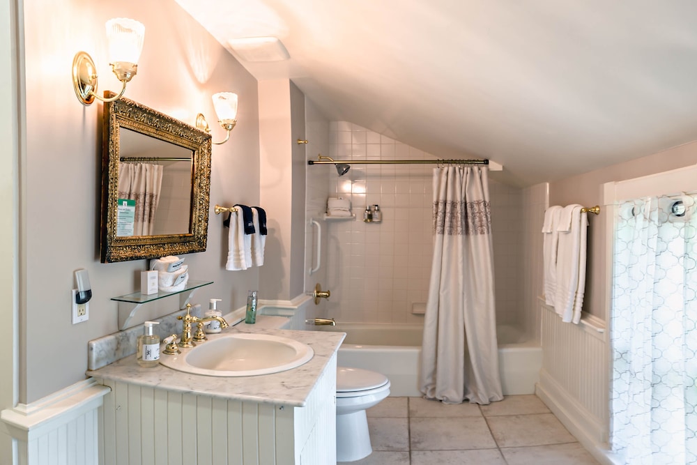 Ashland Vacations - McCall House Boutique Inn - Property Image 9
