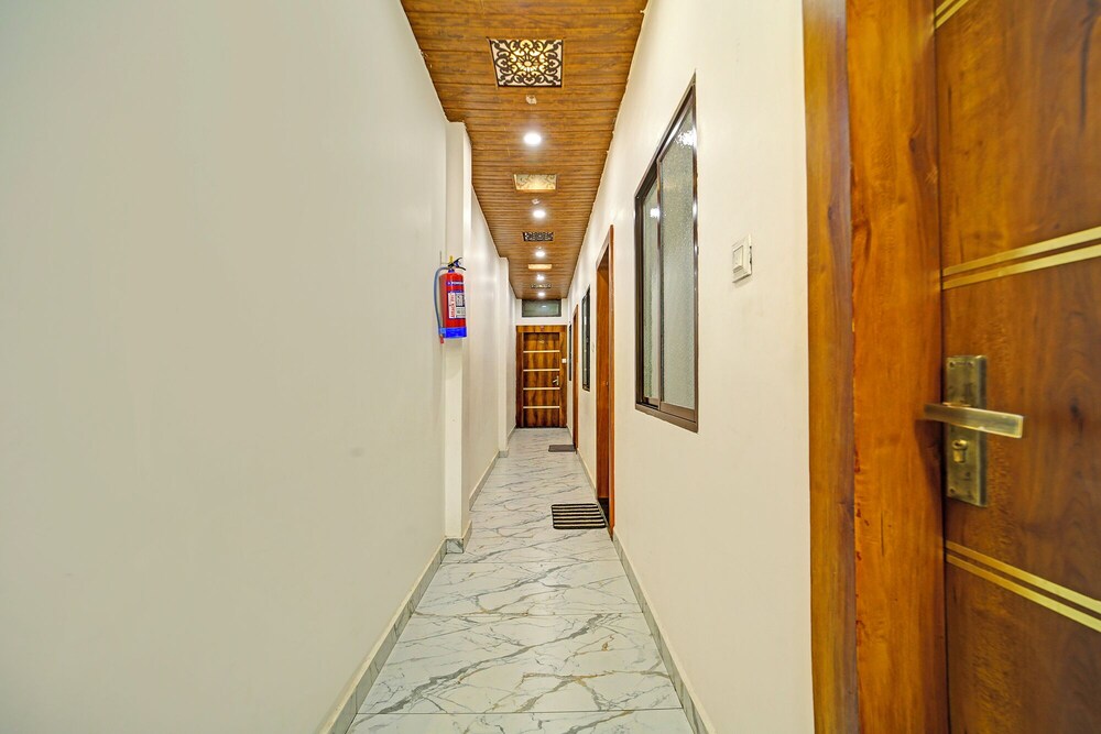 Fabhotel Starlight Inn