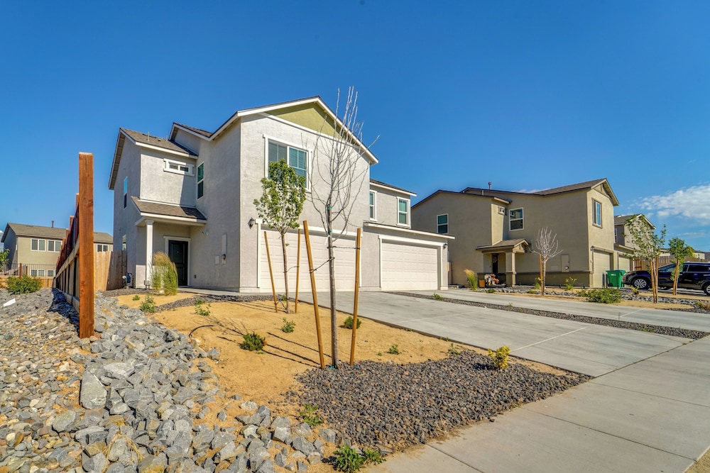 Reno Vacations - Modern Reno Vacation Home: Easy Access to Nature - Property Image 2