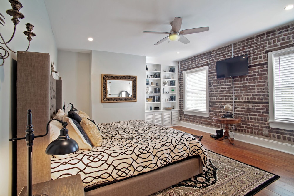 Newly Renovated 4 bed 3 bath & 2 Parking