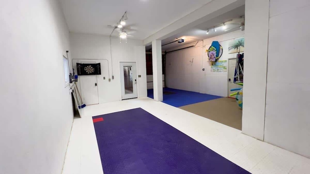 Fun Retro Island Vibe Sleeps 17 Beach 1 Block 4 Bedroom Home