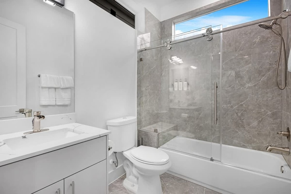 Luxurious 3 Bed3 Bath Near Downtown Houston