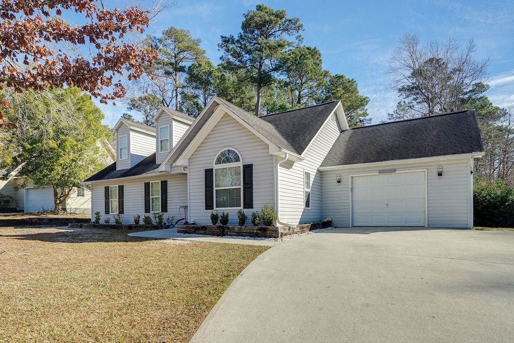 Pet-friendly Home w/ Private Hot Tub in Wilmington