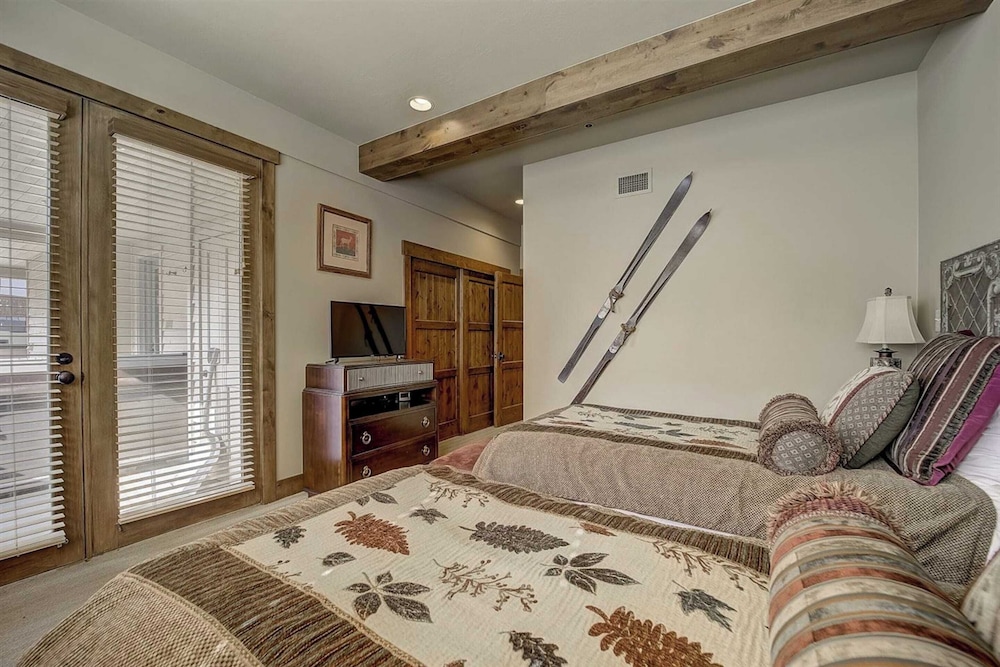 7 Condos, Ski-in/ski-out + Hot Tubs Sleeps 30 Mont Cervin by Avantstay
