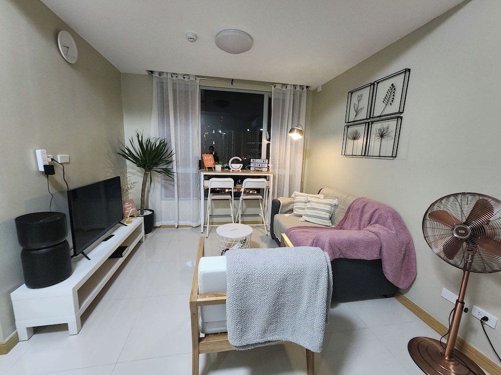 Cozy 1BR Condo in Mandaluyong City With City Skyline View