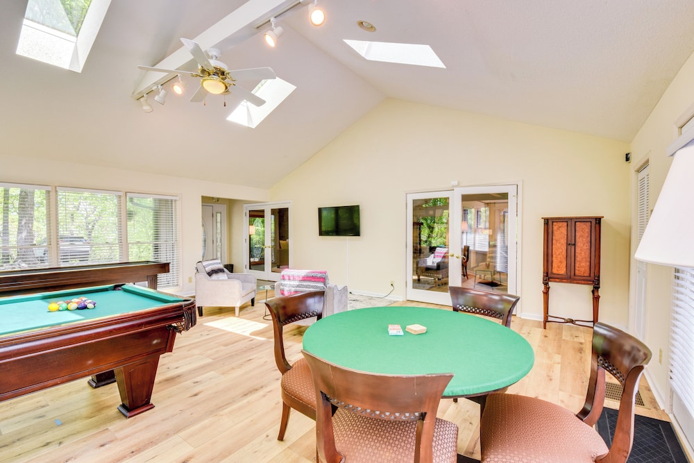 Deck & Game Room: Mountaintop Hideaway in Tiger!