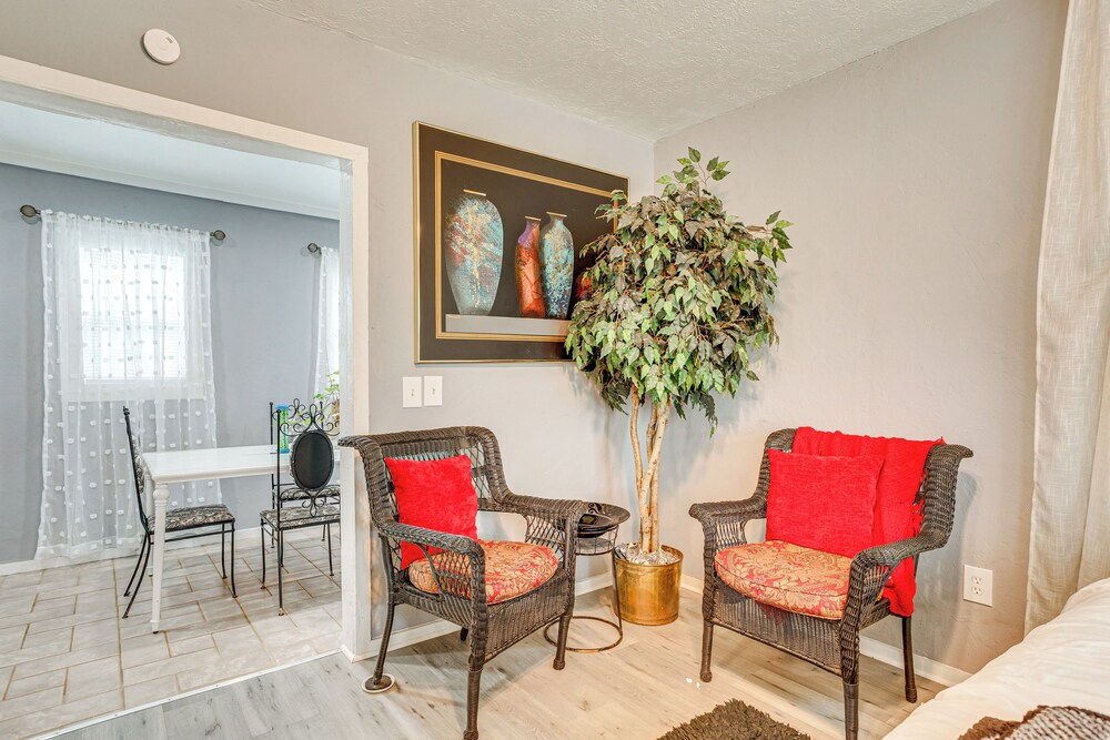 3 Mi to Dtwn Okc: Inviting Home w/ Yard!
