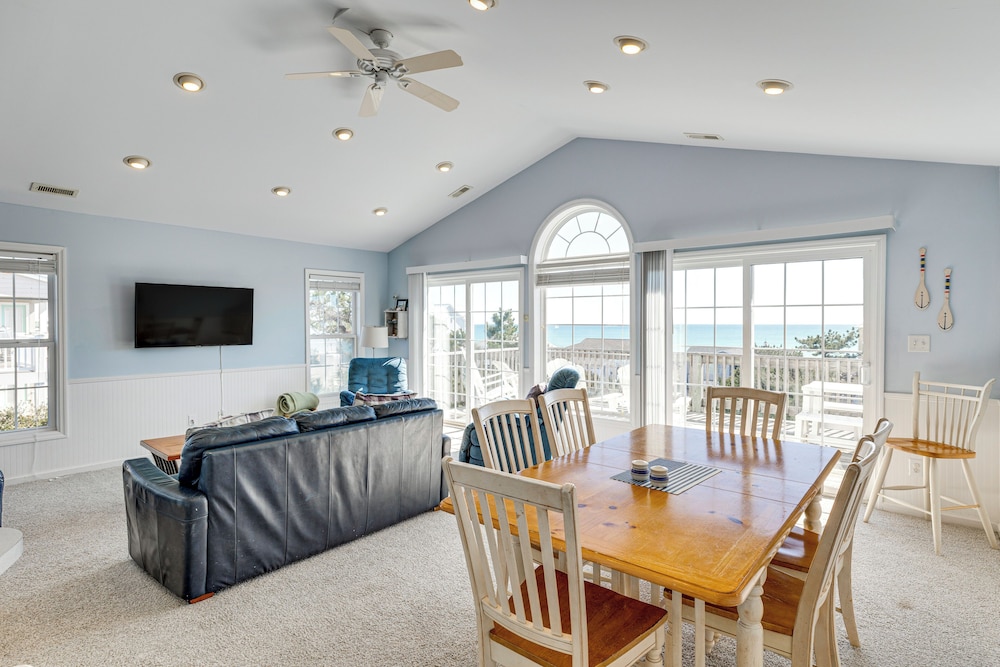 Steps to Beach: Emerald Isle Home w/ Deck!