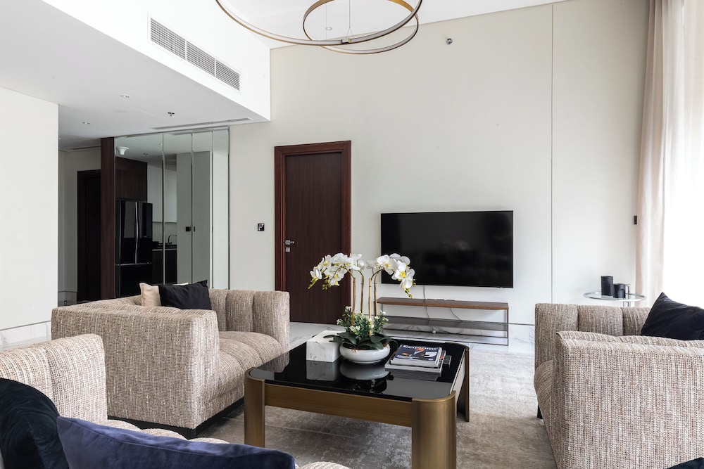 SIMPLY COMFORT Urban Chic Suites in J One Tower City & Canal Views