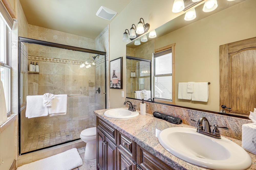 Walkable Big Bear Lake Home w/ Private Hot Tub!