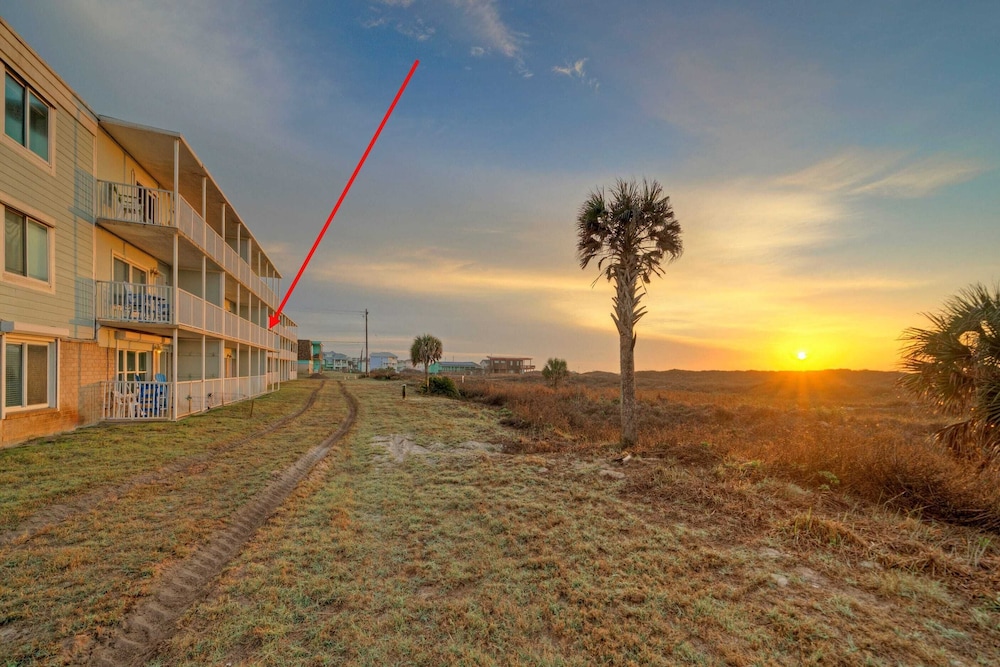 Beachfront Condo w/ Ocean View, 2 Pools, Boardwalk to the Beach Island Getaway