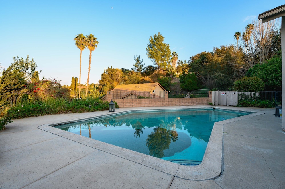 Luxury Hilltop Stay Pool Views Sleeps Many