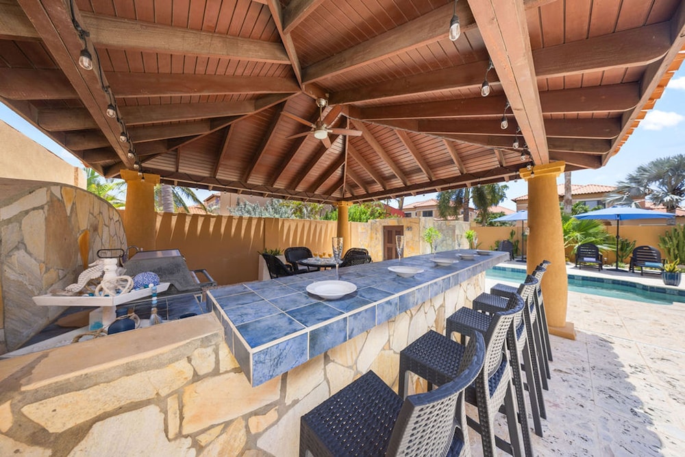 Gold Coast 4br4 5BA Villa w Privatepool Gym