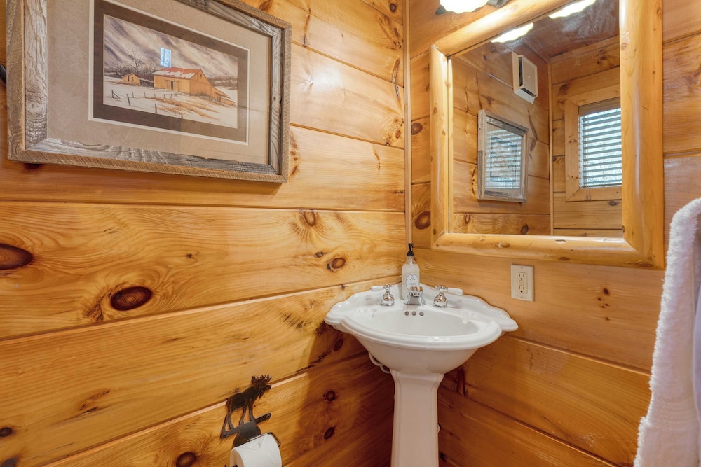 Hottub, Game Room, Forest Views, Near Gatlinburg Four Bears Lodge by Avantstay