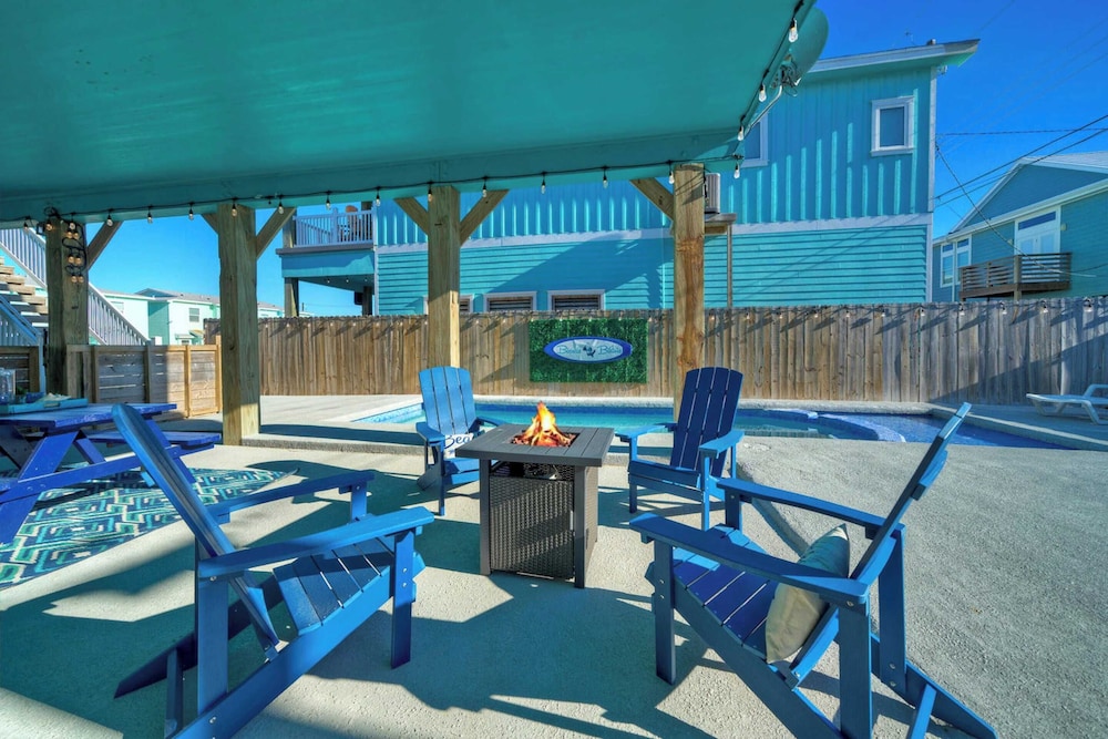Sleeps 21, 2 Homes 2 Private Pools, Fire Pit, Swing Bar Walk to the Beach