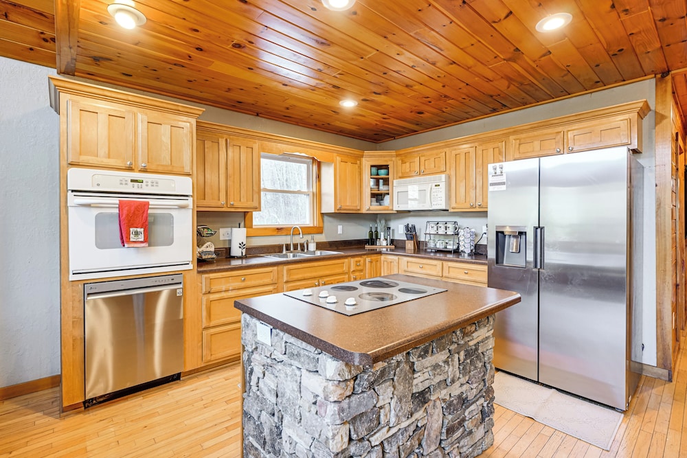 Tree-lined Cabin w/ Hot Tub & Deck in Bryson City