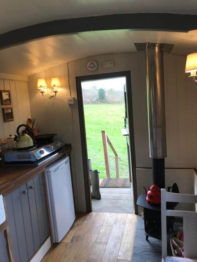 1 Bed Shepherds Hut - Sleeps 2 -wood Fired Hot Tub view 5