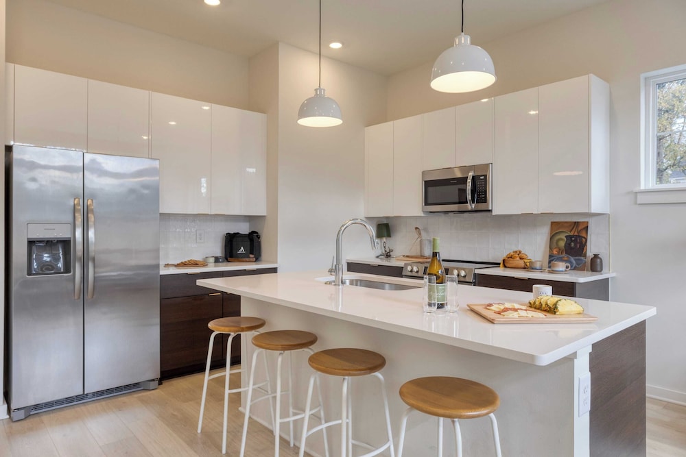 Sleeps 24! 3 Modern 4bdr Townhomes w/ Covered Patios Nashville Group Retreat