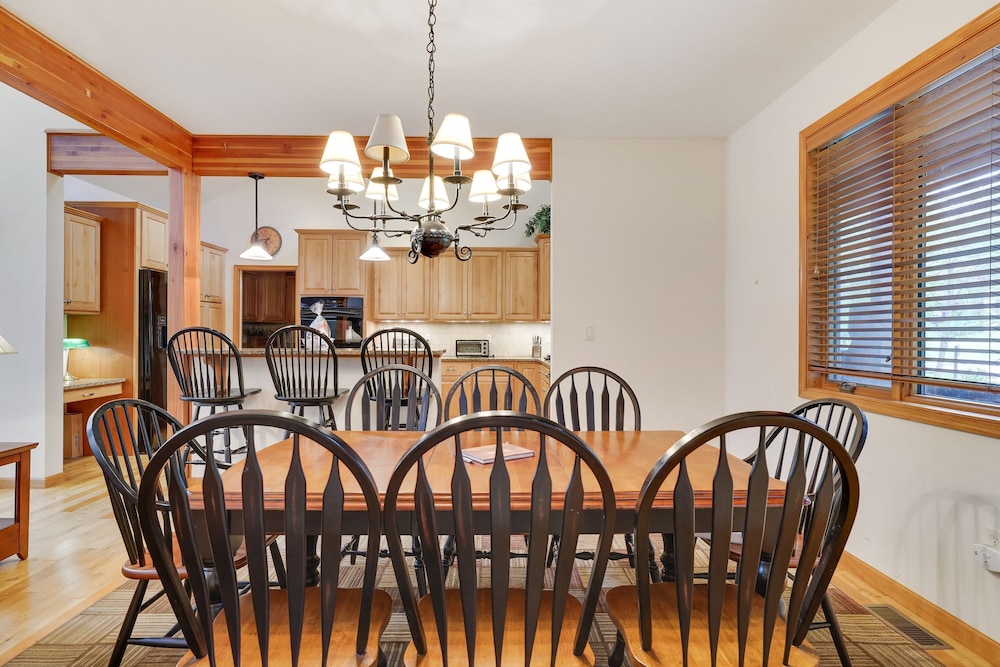 Elk Hollow by Avantstay Lakefront Chalet w Game Room Fire Pit
