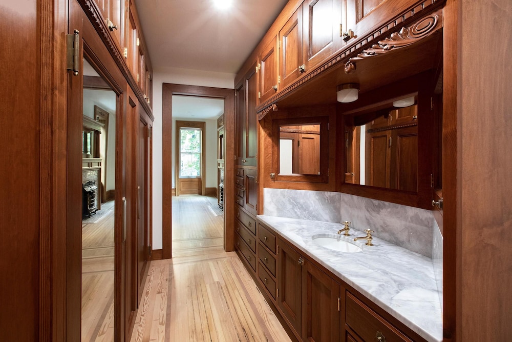 Hamilton by Rove Travel 4BR TH w Outdoor Spaces