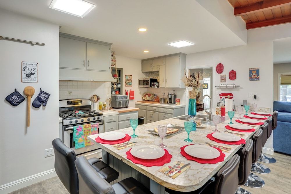 2 Mi to Cal State Long Beach: Bungalow w/ Hot Tub!