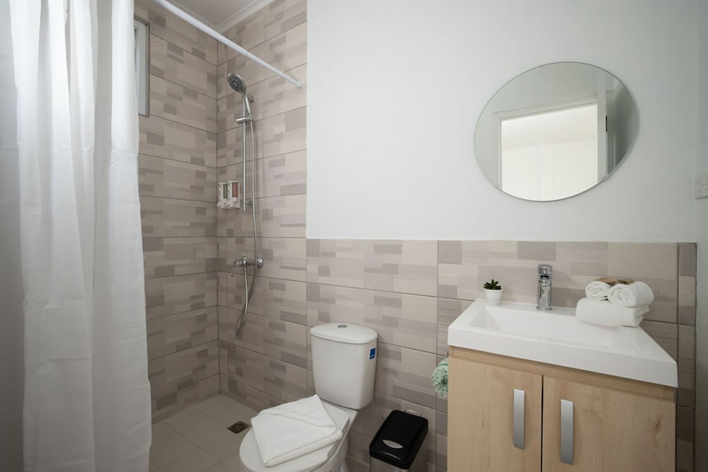 Newly Renovated 4BR 4BA Private Pool Eagle Beach
