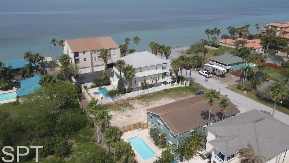 Large 3 Bedr Bay Views Pool Great Deck 3 Bedroom Condo