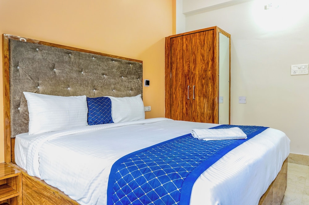Navneeta Grand Hotel & Banquet Hall