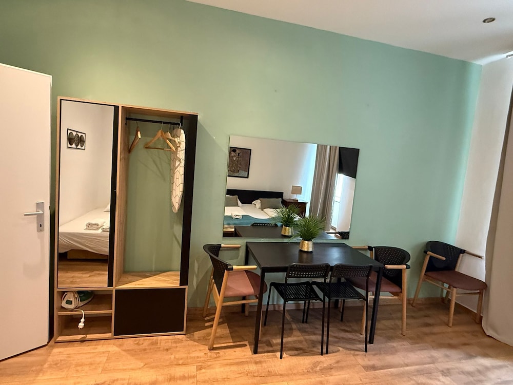 Chic 2BR Apt Steps from Westbahnhof