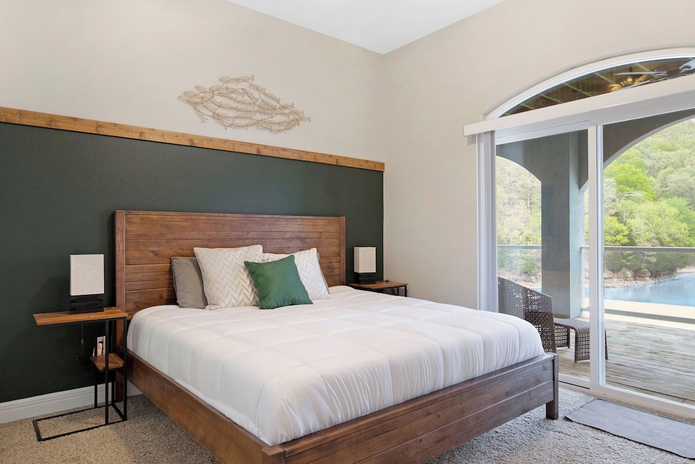 Huge! Sleeps 30-kayaks, Pedal Boat & Paddle Boards