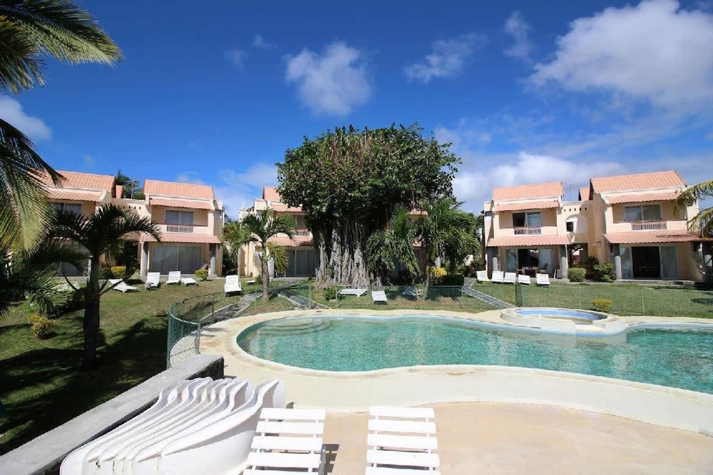 Residence With 6 Seafront Bungalows and Swimming