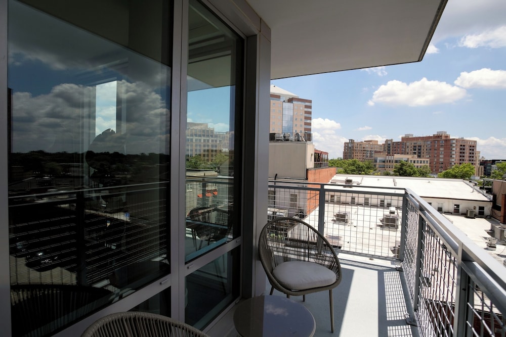 Clarendon Apt Near Subway