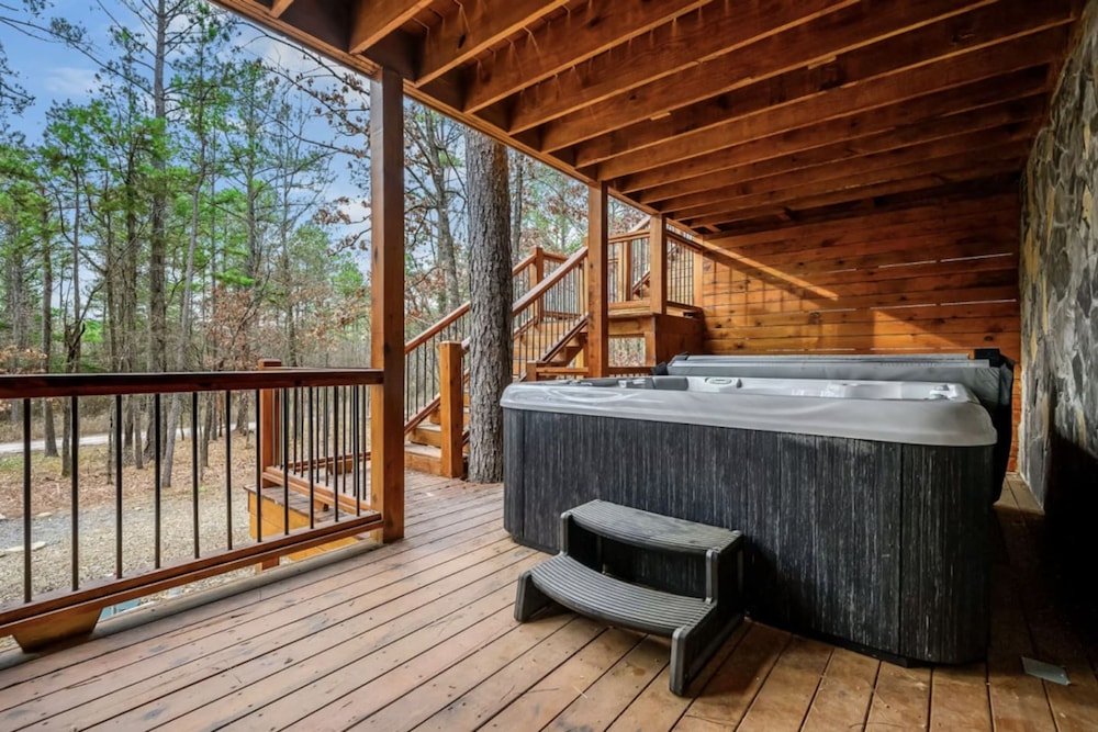 Whispering Winds Luxury Cabin in Hochatown