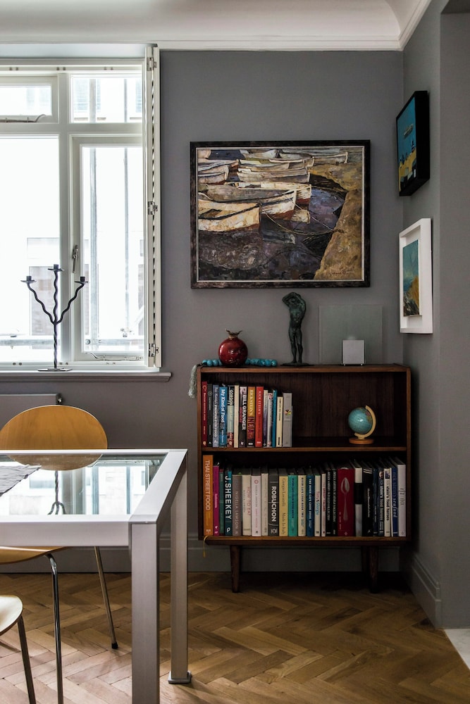 De Walden Street by Onefinestay