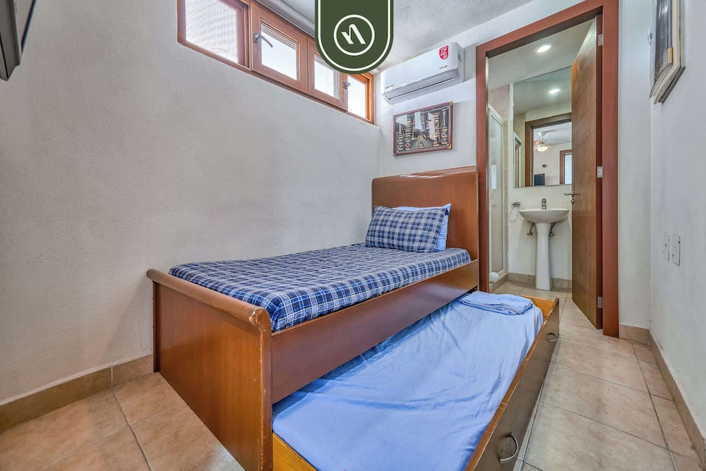 Oceanfront 3BR Condo With Beach Club - Pool