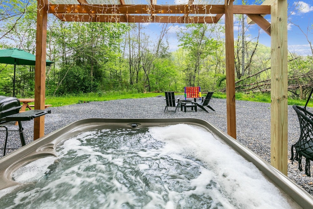 Tiny Adventura Secluded Tiny Home: With Hot Tub Wi-fi 1 Bedroom Bungalow by Redawning view 4
