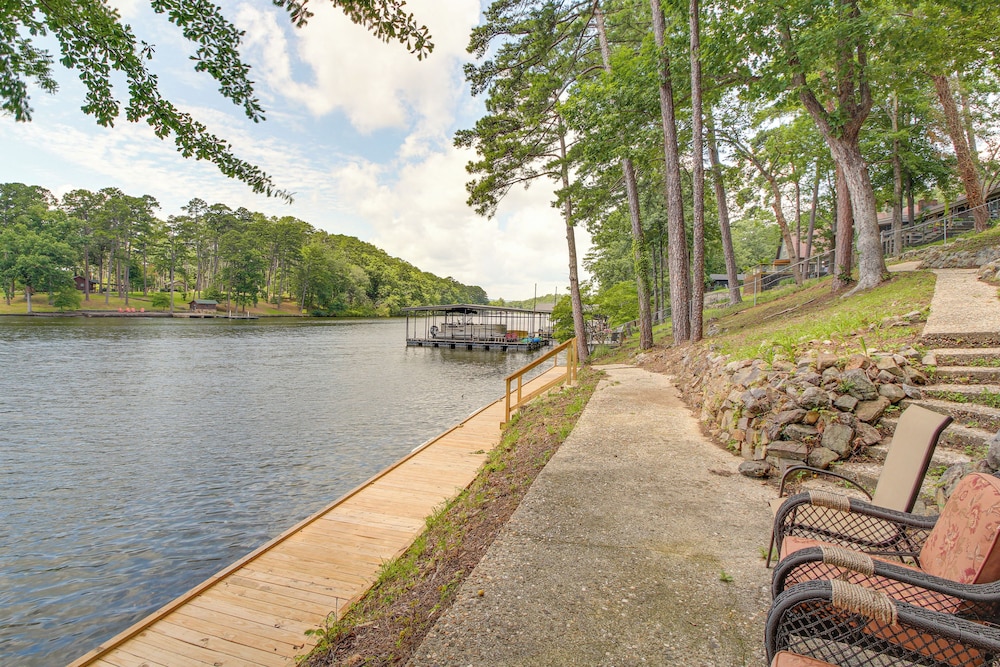 Lake Hamilton Views: Hot Springs Family Home!