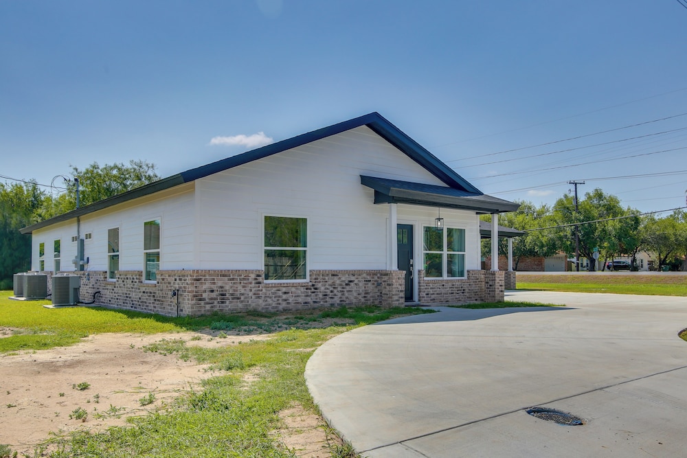 Modern Comfort: Brownsville Home Near Dtwn