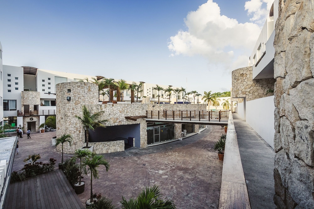Plaza Paraiso C203 by NAS