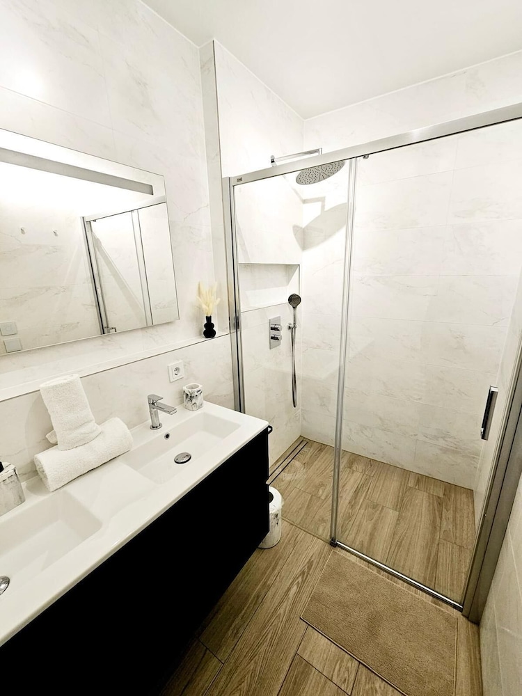 Serene 2 bedroom flat with terrace
