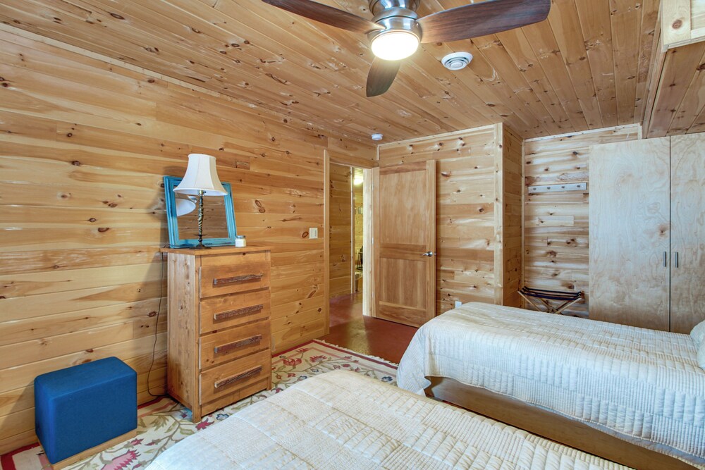 Dock & Foosball: Esquagama Lake Family Cabin
