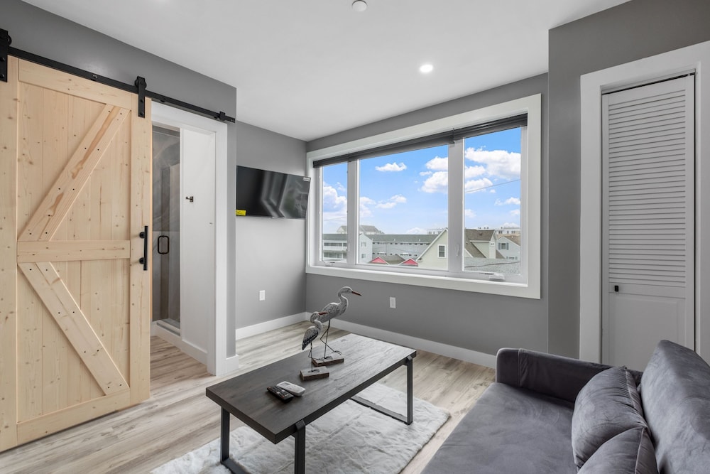 New Luxury 4 Bed Condo Perfect for Winter Rental