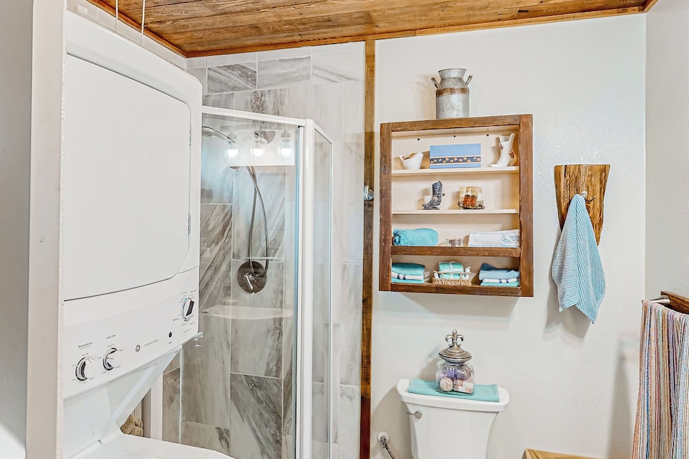1BR Dog-friendly Lakefront Cabin w/ Canoes