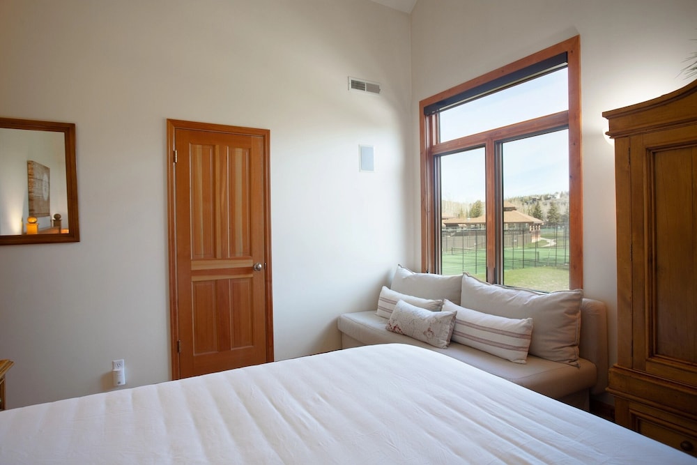 Deer Lake Village at Deer Valley Resort - Four Bedroom Condo with Hot Tub #2477 4 Condo