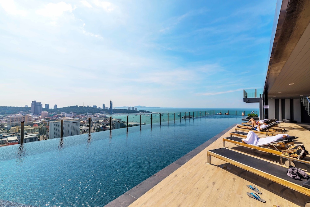 The Base Central Pattaya by Favstay