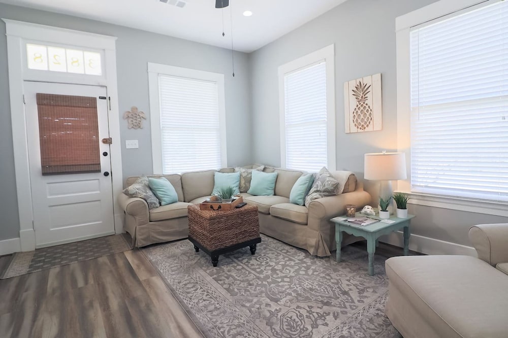 Vibrant Bungalow 2 Minutes to the Beach