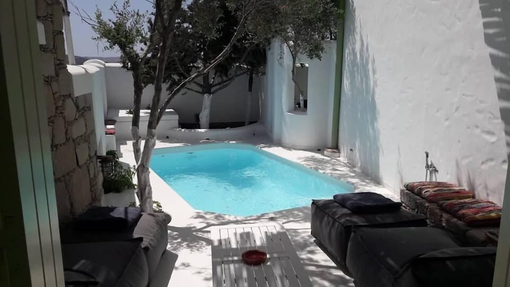 Thalassitra Private Pool Suites & Spa