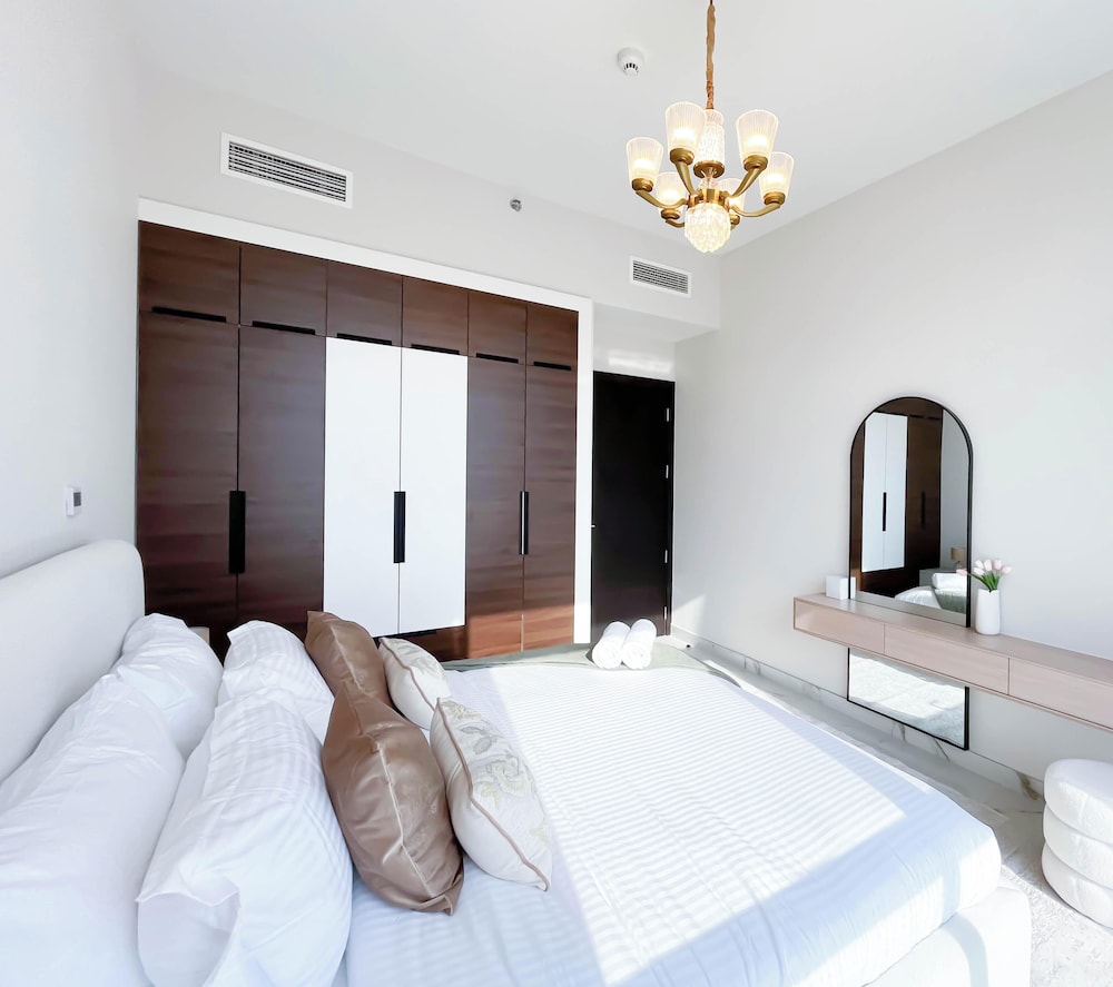 Jewelz Luxury 2BR Balcony, Pool & Garden Views