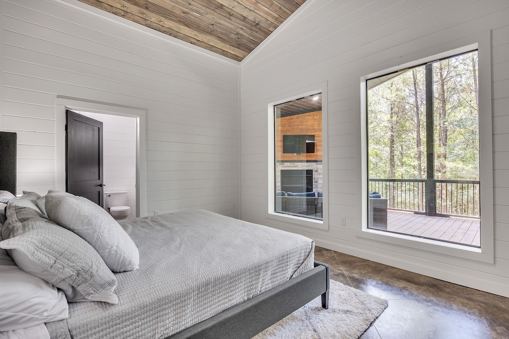 Bearfoot Chill'inn 3 Bedroom Cabin by RedAwning view 5